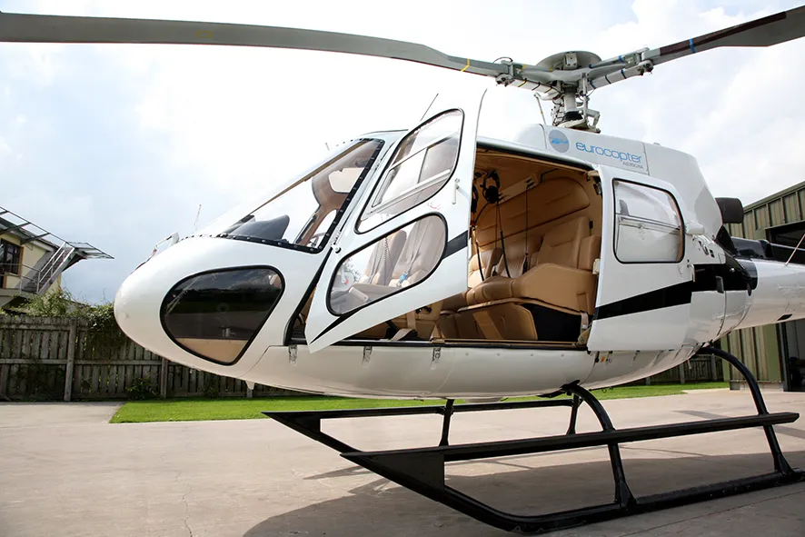 Weißer AS350 mit geöffneter Kabinentür