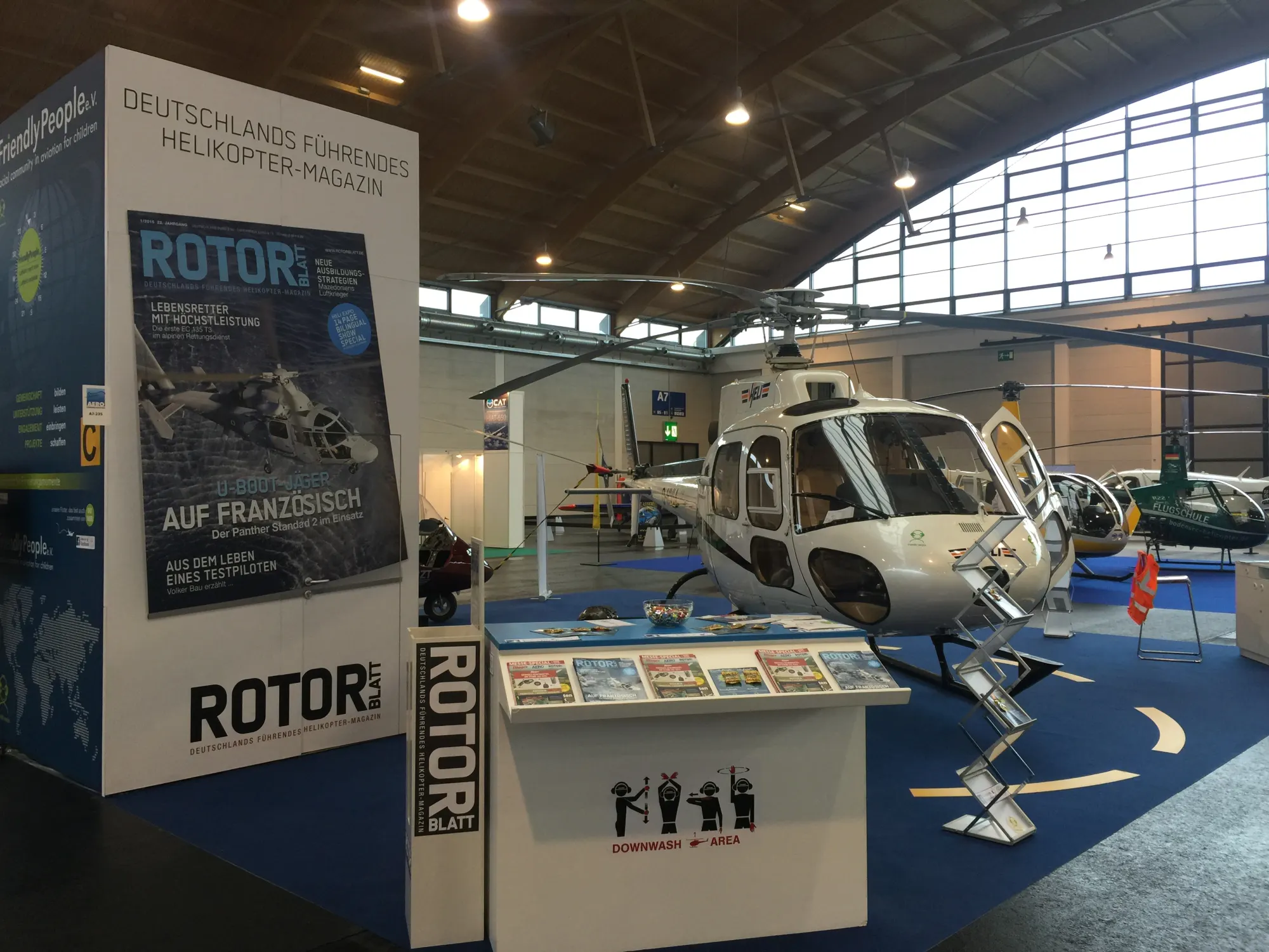 Hubschrauber als Ausstellungsstück auf einem Messestand