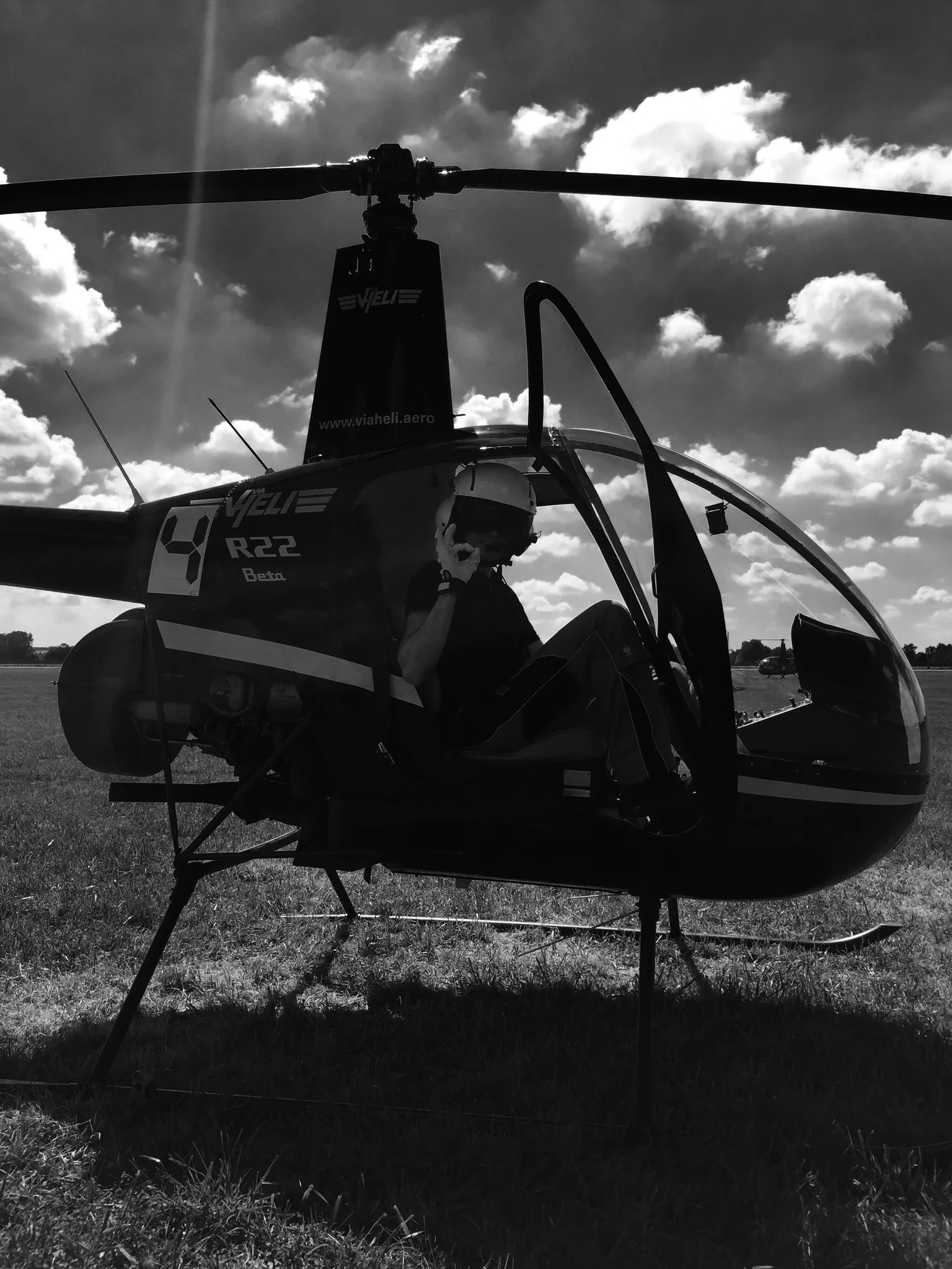 Hubschrauber auf dem Vorfeld, schwarz-weiß
