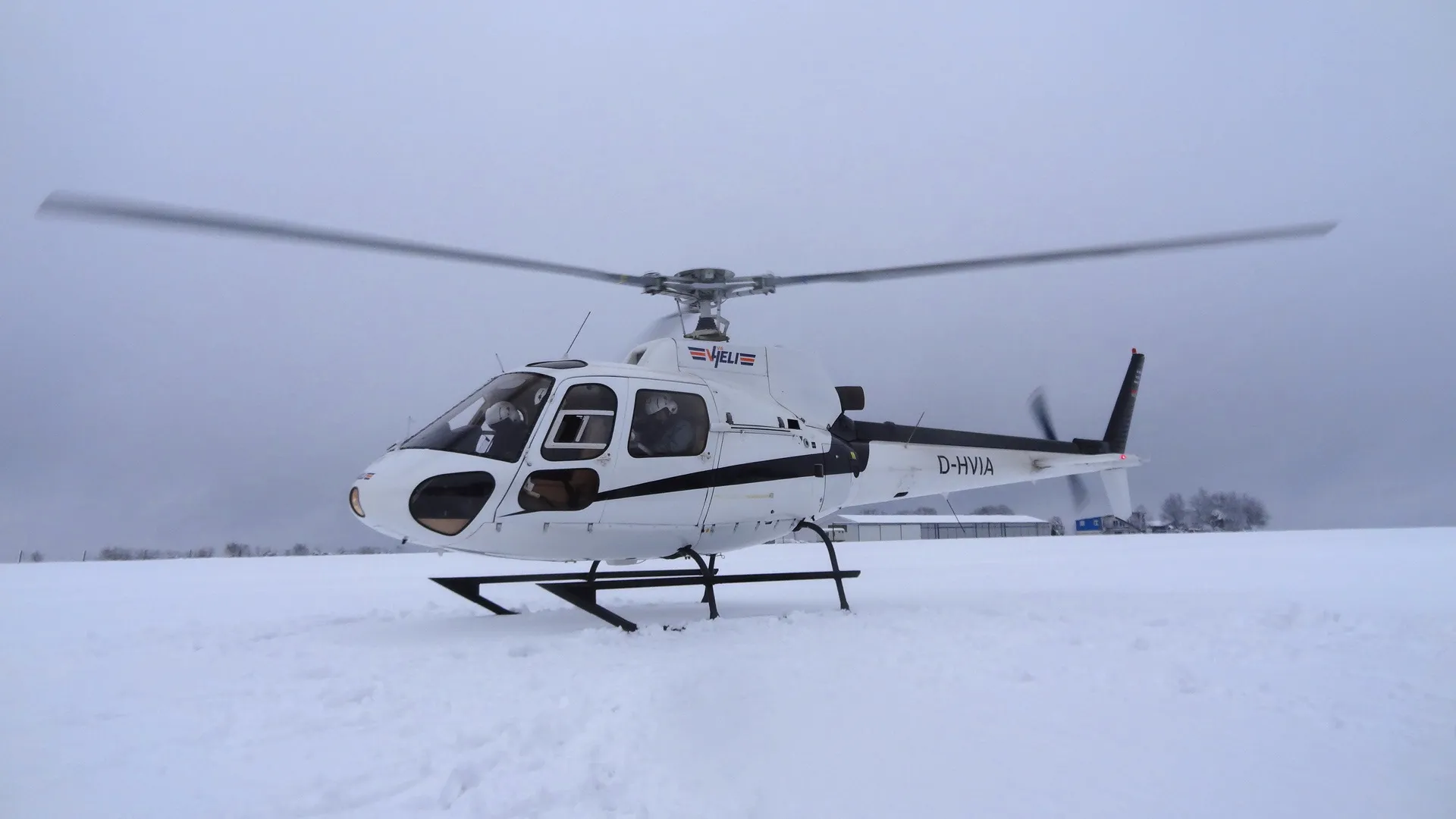 Hubschrauber über verschneitem Gelände