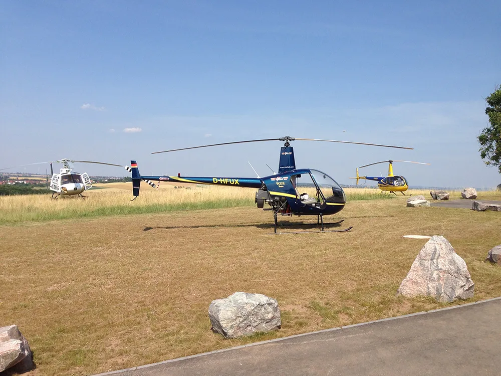 Hubschrauber auf einer Wiese bei einer Veranstaltung