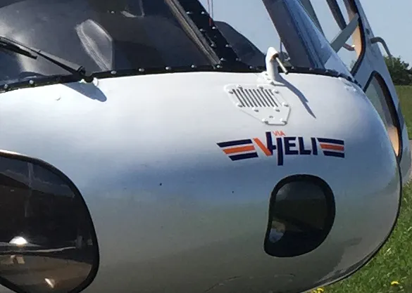 ViaHeli-Schriftzug auf der Front eines Hubschraubers