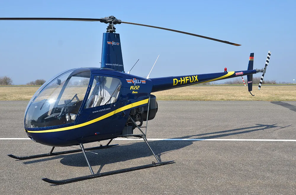 Robinson-Hubschrauber auf dem Vorfeld