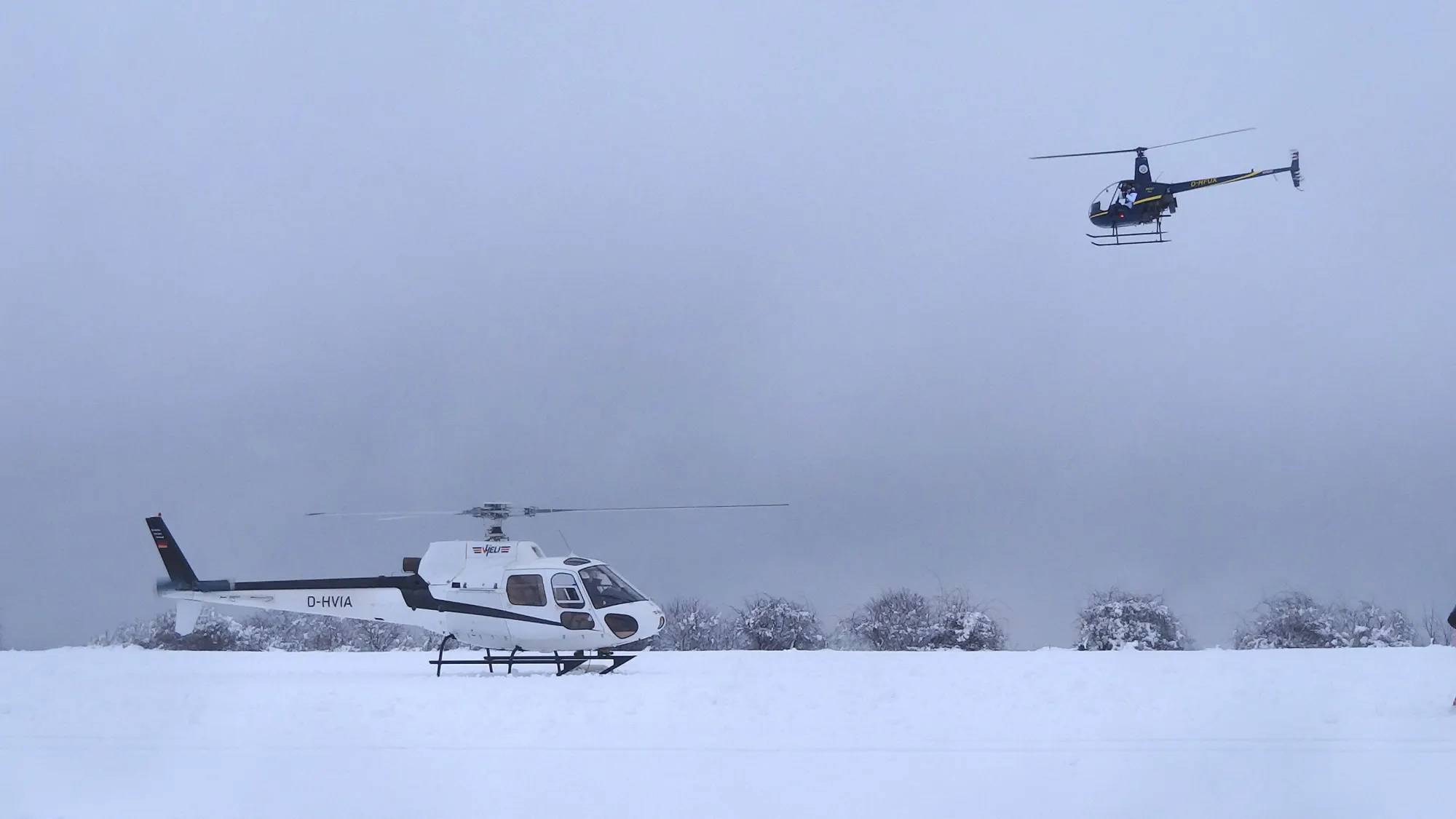 Hubschrauber über einer verschneiten Landschaft