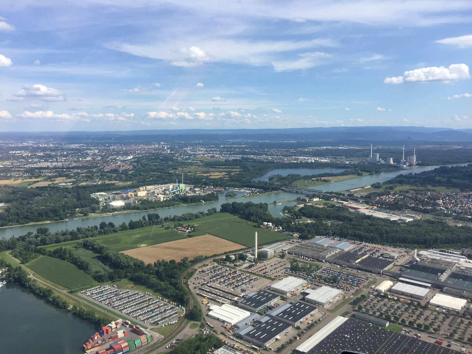 Blick aus dem Hubschrauber auf eine Stadt am Fluss