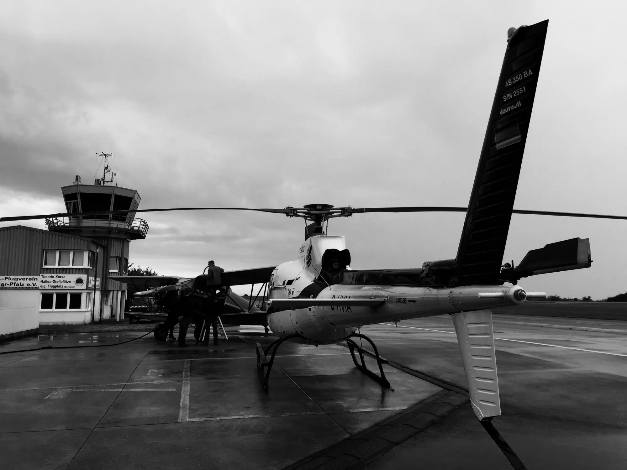 Tower des Flugplatzes Pirmasens mit Hubschrauber im Vordergrund, schwarz-weiß